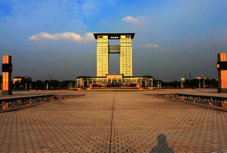 �������Y